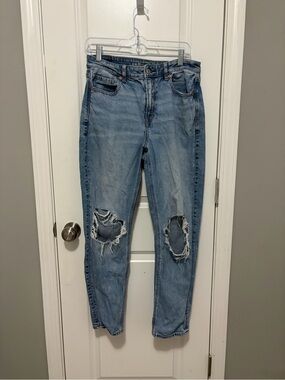 American Eagle Outfitters Light Blue Distressed Boyfriend Jeans